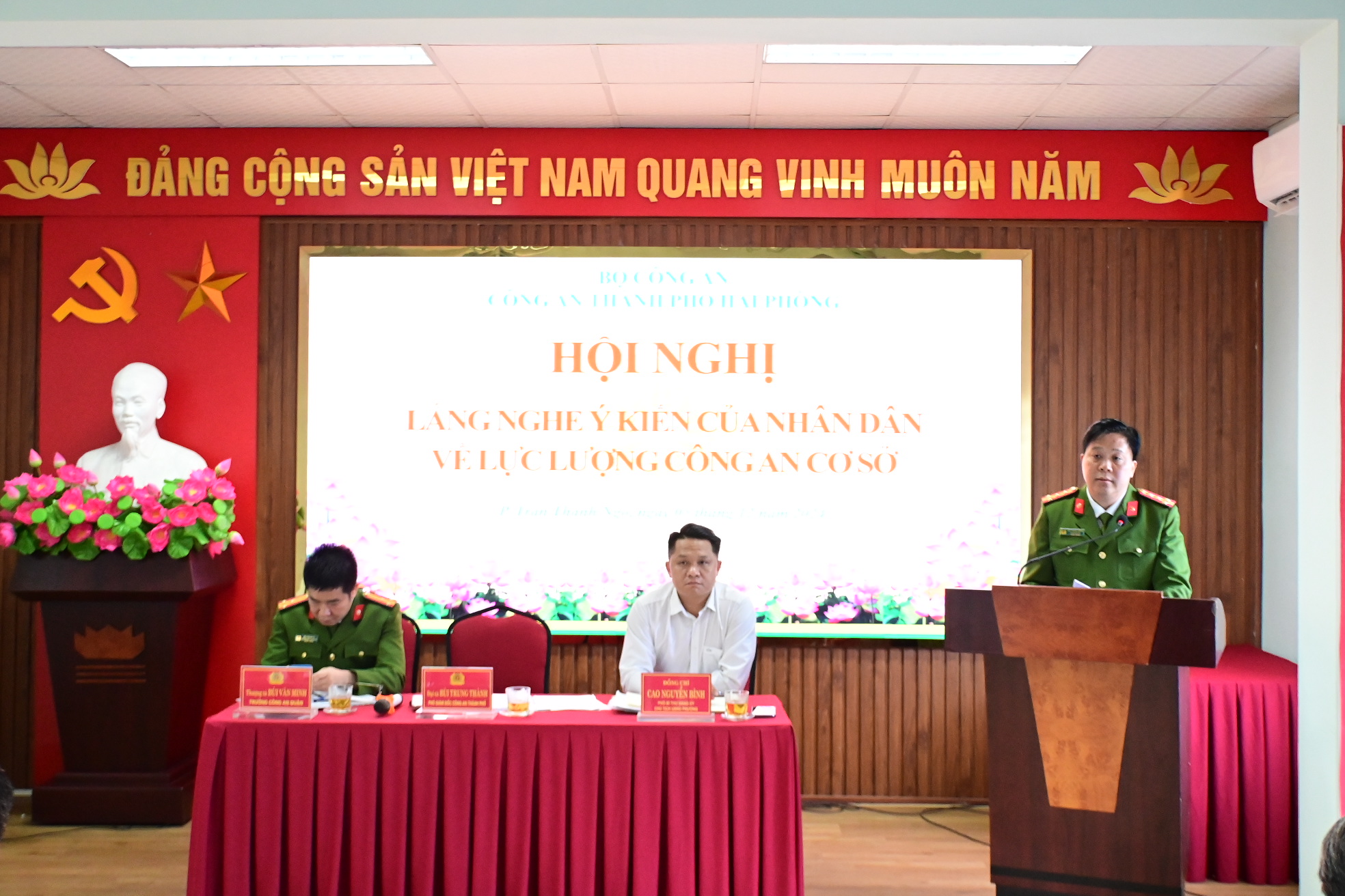 Đại tá Bùi Trung Thành- Phó Giám đốc CATP lắng nghe phản ánh của Nhân dân phường Trần Thành Ngọ (quận Kiến An)